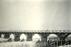 1939-1945, okolice Jasła.
Most wybudowany przez Niemców.
Fot. NN, album nieznanego żołnierza Wehrmachtu, kolekcja Tomasza Kopańskiego, zbiory Ośrodka KARTA