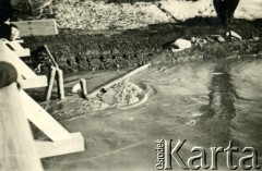 1939-1945, okolice Jasła.
Wzburzona rzeka (najprawdopodobniej Ropa)
Fot. NN, album nieznanego żołnierza Wehrmachtu, kolekcja Tomasza Kopańskiego, zbiory Ośrodka KARTA