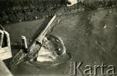 1939-1945, okolice Jasła.
Wzburzona rzeka (najprawdopodobniej Ropa).
Fot. NN, album nieznanego żołnierza Wehrmachtu, kolekcja Tomasza Kopańskiego, zbiory Ośrodka KARTA