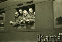 1939-1945, brak miejsca.
Żołnierze Wehrmachtu w oknie wagonu pociągu.
Fot. NN, album nieznanego żołnierza Wehrmachtu, kolekcja Tomasza Kopańskiego, zbiory Ośrodka KARTA