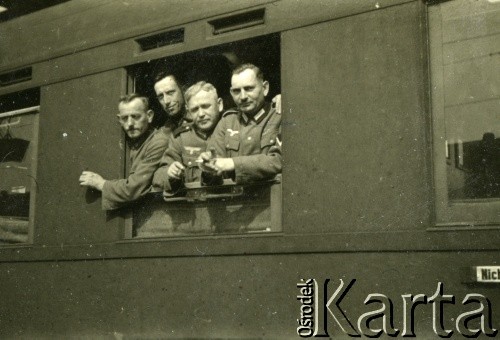 1939-1945, brak miejsca.
Żołnierze Wehrmachtu w oknie wagonu pociągu.
Fot. NN, album nieznanego żołnierza Wehrmachtu, kolekcja Tomasza Kopańskiego, zbiory Ośrodka KARTA