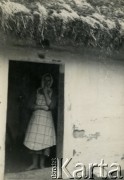 1939-1945, okolice Jasła.
Kobieta w progu domu.
Fot. NN, album nieznanego żołnierza Wehrmachtu, kolekcja Tomasza Kopańskiego, zbiory Ośrodka KARTA