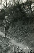 1939-1945, okolice Jasła.
Bose dziecko na drodze.
Fot. NN, album nieznanego żołnierza Wehrmachtu, kolekcja Tomasza Kopańskiego, zbiory Ośrodka KARTA