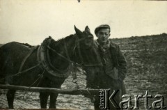 1939-1945, prawdopodobnie okolice Jasła.
Mężczyzna z koniem w zaprzęgu.
Fot. NN, album nieznanego żołnierza Wehrmachtu, kolekcja Tomasza Kopańskiego, zbiory Ośrodka KARTA