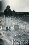 1939-1945, okolice Jasła.
Kobieta sfotografowana przez niemieckiego żołnierza.
Fot. NN, album nieznanego żołnierza Wehrmachtu, kolekcja Tomasza Kopańskiego, zbiory Ośrodka KARTA