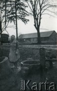 1939-1945, prawdopodobnie Jasło.
Kobieta przy studni.
Fot. NN, album nieznanego żołnierza Wehrmachtu, kolekcja Tomasza Kopańskiego, zbiory Ośrodka KARTA