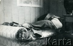 1939-1945, prawdopodobnie Jasło.
Śpiący żołnierz Wehrmachtu.
Fot. NN, album nieznanego żołnierza Wehrmachtu, kolekcja Tomasza Kopańskiego, zbiory Ośrodka KARTA