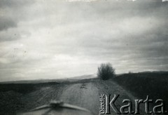 1939-1945, okolice Jasła.
Droga, zdjęcie wykonane z samochodu niemieckiego żołnierza.
Fot. NN, album nieznanego żołnierza Wehrmachtu, kolekcja Tomasza Kopańskiego, zbiory Ośrodka KARTA