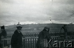 1939-1945, okolice Jasła.
Mężczyźni przy studni; na horyzoncie widać szyby naftowe.
Fot. NN, album nieznanego żołnierza Wehrmachtu, kolekcja Tomasza Kopańskiego, zbiory Ośrodka KARTA