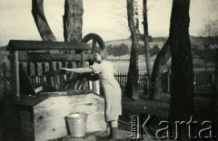 1939-1945, prawdopodobnie okolice Jasła.
Nieznana kobieta przy studni.
Fot. NN, album nieznanego żołnierza Wehrmachtu, kolekcja Tomasza Kopańskiego, zbiory Ośrodka KARTA