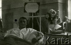 1939-1945, prawdopodobnie Jasło.
Żołnierz Wehrmachtu w szpitalu.
Fot. NN, album nieznanego żołnierza Wehrmachtu, kolekcja Tomasza Kopańskiego, zbiory Ośrodka KARTA
