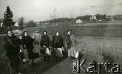 1939-1945, prawdopodobnie okolice Jasła.
Kobiety niosące wodę.
Fot. NN, album nieznanego żołnierza Wehrmachtu, kolekcja Tomasza Kopańskiego, zbiory Ośrodka KARTA