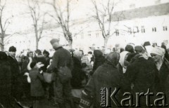 1939-1945, prawdopodobnie Jasło.
Handel na rynku.
Fot. NN, album nieznanego żołnierza Wehrmachtu, kolekcja Tomasza Kopańskiego, zbiory Ośrodka KARTA
