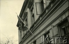 1939-1945, prawdopodobnie Jasło.
Budynek z flagą III Rzeszy.
Fot. NN, album nieznanego żołnierza Wehrmachtu, kolekcja Tomasza Kopańskiego, zbiory Ośrodka KARTA