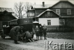 1939-1945, prawdopodobnie Jasło.
Żołnierze Wehrmachtu naprawiają samochód. 
Fot. NN, album nieznanego żołnierza Wehrmachtu, kolekcja Tomasza Kopańskiego, zbiory Ośrodka KARTA