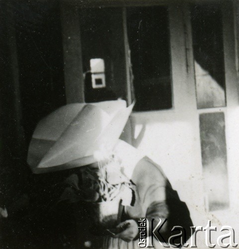 1939-1945, prawdopodobnie Jasło.
Siostra zakonna.
Fot. NN, album nieznanego żołnierza Wehrmachtu, kolekcja Tomasza Kopańskiego, zbiory Ośrodka KARTA