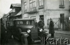 1939-1945, prawdopodobnie Jasło.
Żołnierze Wehrmachtu przy samochodzie. 
Fot. NN, album nieznanego żołnierza Wehrmachtu, kolekcja Tomasza Kopańskiego, zbiory Ośrodka KARTA