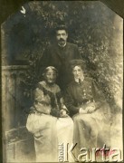 1910, brak miejsca.
Zdjęcie rodzinne wykonane na ławce przed domem.
Fot. NN, zbiory Ośrodka KARTA, przekazała Anna Masewicz.