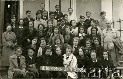 31.05.1939, Wieliczka, woj. krakowskie, Polska.
Zdjęcie grupowe wykonane podczas wycieczki szkolnej do Kopalni Soli 