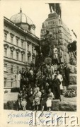 1939, Kraków, woj. krakowskie, Polska.
Zdjęcie grupowe pod pomnikiem Grunwaldzkim w Krakowie wykonane prawdopodobnie podczas wycieczki szkolnej. U dołu odbitki odręczny napis: 