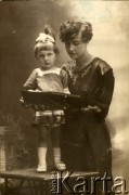 25.05.1921, brak miejsca.
Portret kobiety z dzieckiem. U dołu odręczny napis: 