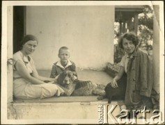 Lata 20., brak miejsca.
Portret dwóch kobiet z dzieckiem i psem na werandzie.
Fot. NN, zbiory Ośrodka KARTA, przekazała Anna Masewicz.