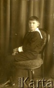31.12.1929, brak miejsca.
Portret chłopca w mundurku szkolnym. U dołu odręczny napis: 