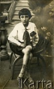 1927, brak miejsca.
Portret chłopca na taborecie. U dołu odręczny napis: 