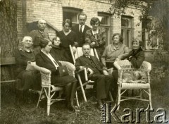 Przed 1930, brak miejsca.
Rodzina przed domem. 1. z lewej strony stoi żołnierz w mundurze Wojska Polskiego.
Fot. NN, zbiory Ośrodka KARTA, przekazała Anna Masewicz.