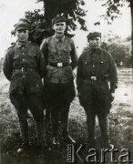 Przed 1939, brak miejsca.
Portert trzech żołnierzy w mundurach Wojska Polskiego.
Fot. NN, zbiory Ośrodka KARTA, przekazała Anna Masewicz.