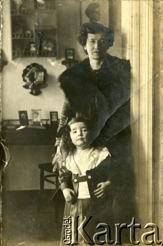 16.02.1912, brak miejsca.
Portret kobiety z dzieckiem we wnętrzu. U dołu odręczny podpis: 