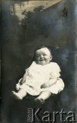 Ok. 1900, brak miejsca.
Portret dziecka wykonany w atelier fotograficznym.
Fot. NN, zbiory Ośrodka KARTA, przekazała Anna Masewicz.