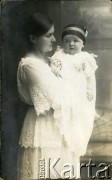 Ok. 1900, brak miejsca.
Portret kobiety z dzieckiem.
ot. NN, zbiory Ośrodka KARTA, przekazała Anna Masewicz.