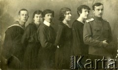 Ok. 1917, brak miejsca.
Zdjęcie grupowe młodzieży w mundurkach szkolnych.
Fot. NN, zbiory Ośrodka KARTA, przekazała Anna Masewicz.