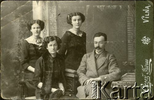 Ok. 1890, Wilno, zabór rosyjski.
Fotografia rodzinna wykonana w atelier fotograficznym 