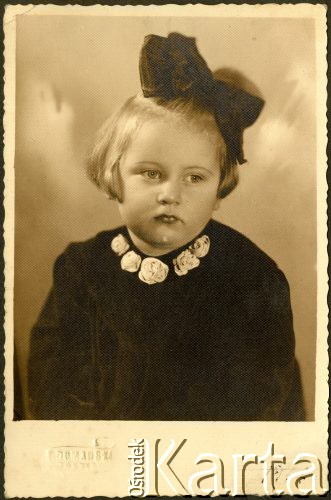 1937, brak miejsca.
Portert dziewczynki z kokardą we włosach. Fotografia została wykonana prawdopodobnie w atelier fotograficznym 
