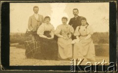 Ok. 1890, brak miejsca.
Portret grupowy na ławce, u dołu odręczny napis 