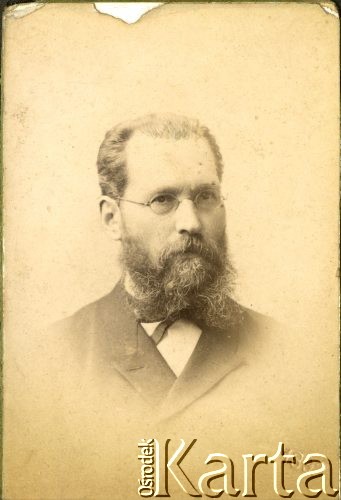 1892, brak miejsca.
Portret mężczyzny w okularach. W prawym dolnym rogu wytłoczona data 