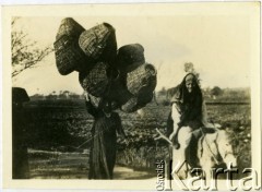 2.04.1943, Ismailia, Egipt.
Arabiowie - mężczyzna jedzie na osiołku, a kobieta idzie z koszami na głowie.
Fot. NN, zbiory Ośrodka KARTA, przekazała Anna Masewicz.