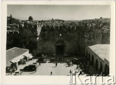 1943, Jerozolima, Brytyjski Mandat Palestyny.
Widok miasta. W tle Kopuła na Skale - muzułmańskie sanktuarium położone na Wzgórzu Świątynnym w Jerozolimie.
Fot. NN, zbiory Ośrodka KARTA, przekazała Anna Masewicz.