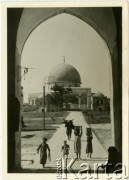 1943, Jerozolima, Brytyjski Mandat Palestyny.
Dzieci arabskie na tle Kopuły na Skale - muzułmańskiego sanktuarium położonego na Wzgórzu Świątynnym w Jerozolimie.
Fot. NN, zbiory Ośrodka KARTA, przekazała Anna Masewicz.