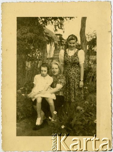 14.08.1946, Lusaka, Rodezja Północna.
Kobiety z dzieckiem w ogrodzie. Na odwrocie odręczny napis: 