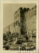 Lata 40., Bliski Wschód.
Ruiny cmentarza przy murze.
Fot. NN, zbiory Ośrodka KARTA, przekazała Anna Masewicz.