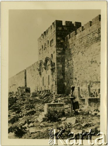 Lata 40., Bliski Wschód.
Ruiny cmentarza przy murze.
Fot. NN, zbiory Ośrodka KARTA, przekazała Anna Masewicz.
