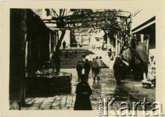 1943, Bliski Wschód.
Karta pocztowa z przedstawieniem ulicy.
Fot. NN, zbiory Ośrodka KARTA, przekazała Anna Masewicz.