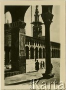 1943, Bliski Wschód.
Dziedziniec przy meczecie.
Fot. NN, zbiory Ośrodka KARTA, przekazała Anna Masewicz.