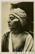 Lata 40., Bliski Wschód.
Portret arabki.
Fot. NN, zbiory Ośrodka KARTA, przekazała Anna Masewicz.