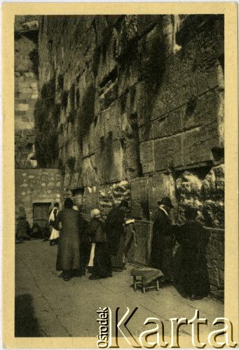 Brak daty, Jerozolima, Palestyna.
Karta pocztowa przedstawiająca Ścianę Płaczu. Pocztówka została wyprodukowana w Czachosłowacji.
Fot. NN, zbiory Ośrodka KARTA, przekazała Anna Masewicz.
