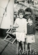 Prawdopodobnie przed 1939, brak miejsca.
Dwie dziewczynki na pokładzie statku.
Fot. NN, kolekcja Wacława Urbanowicza, zbiory Ośrodka KARTA