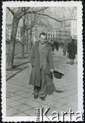 1946, Warszawa, Polska.
Wacław Urbanowicz (1913-2013) na ulicy po powrocie do Polski. Karierę marynarską rozpoczął w 1936 roku na statkach pasażerskich GAL-u (Gdynia-Ameryka Linie Żeglugowe S.A): SS 